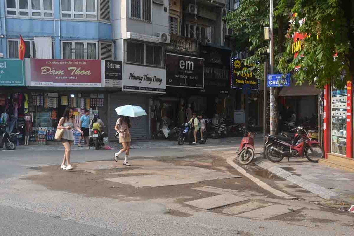 Duong pho ha noi nham nho sau nhieu lan bi dao boi, hoan tra cau tha hinh anh 10