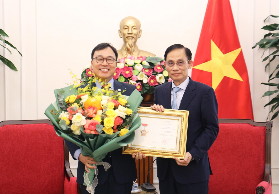 bo truong bo ngoai giao le hoai trung tiep Dai su han quoc tai viet nam hinh anh 1