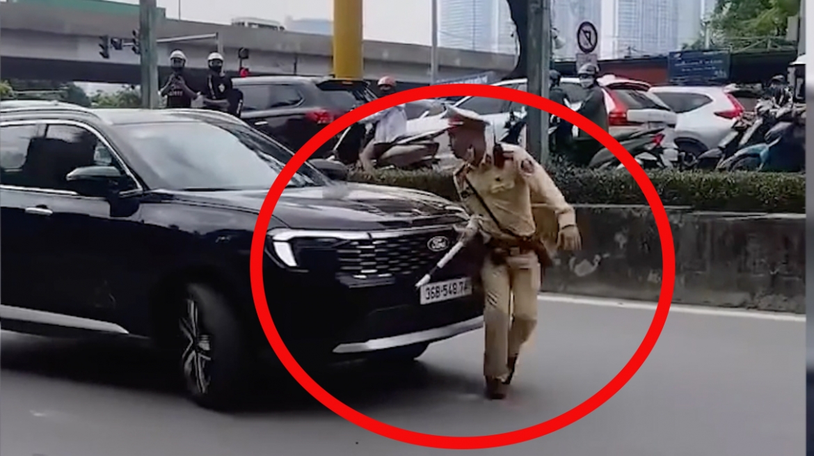 xon xao clip o to ui mot csgt roi tang ga bo chay tren duong pho ha noi hinh anh 1