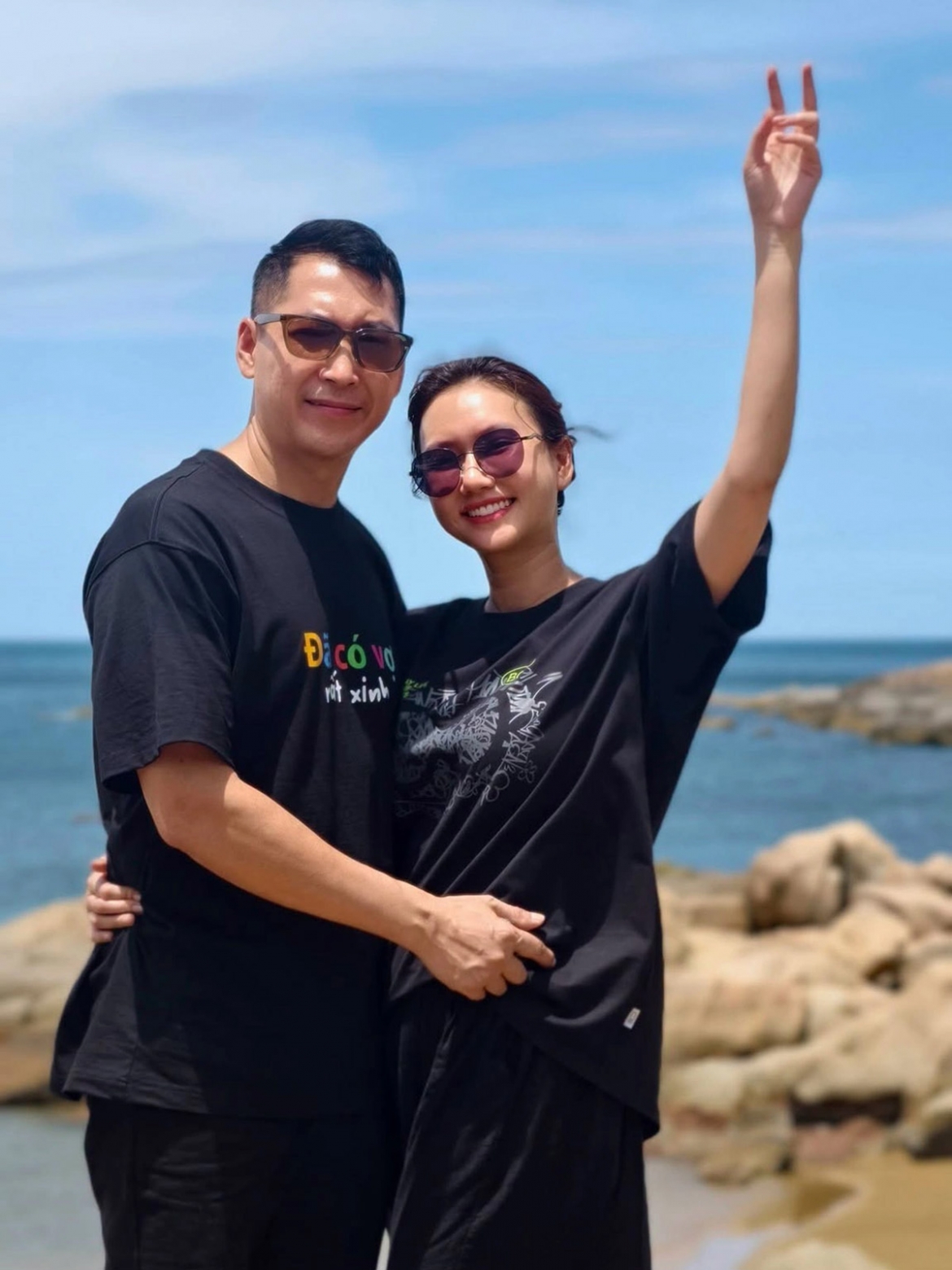 sao viet 24-7 A hau my duyen xin loi vi nem gach vao nha dan giua dem hinh anh 9