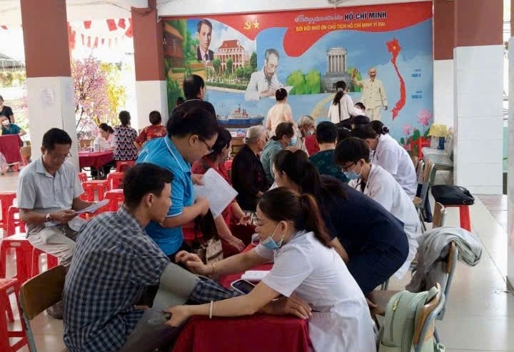 nhung ca truc chay dua 150 ngay dem kham suc khoe toan dan tai tp.hcm hinh anh 5