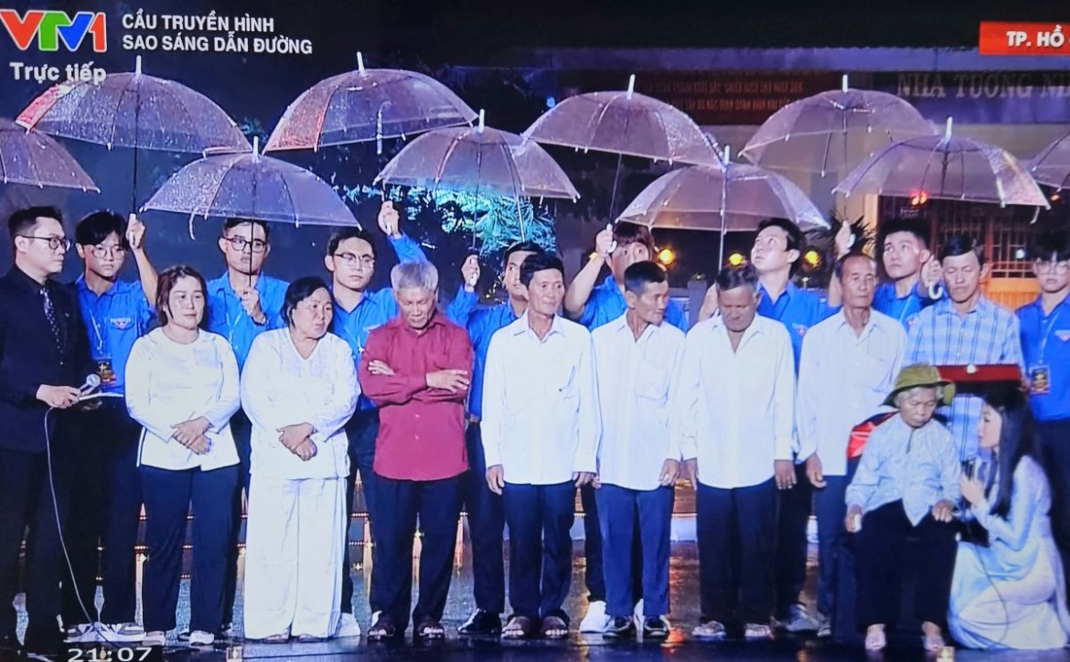 trao di vat cua liet si huynh van quen cho gia dinh hinh anh 2
