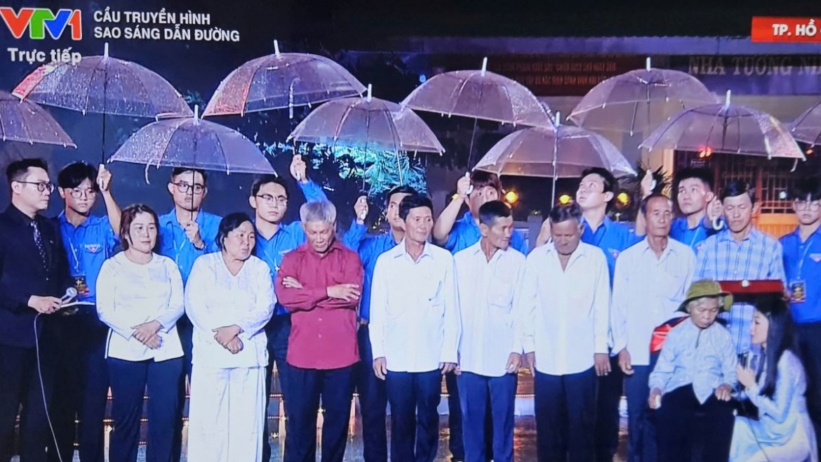 Trao di vật của liệt sĩ Huỳnh Văn Quên cho gia đình