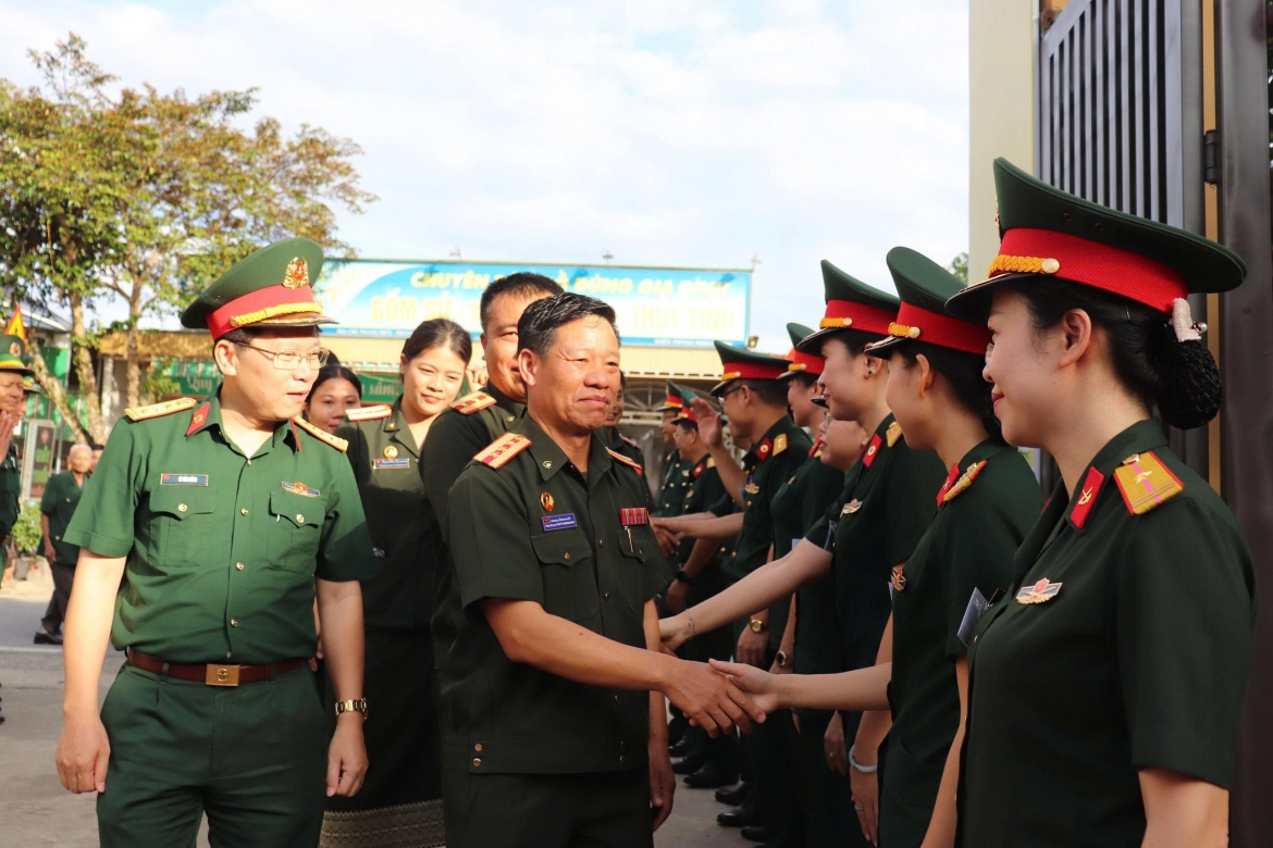 kham, chua benh, cap thuoc mien phi cho nhan dan khu vuc bien gioi viet nam - lao hinh anh 1