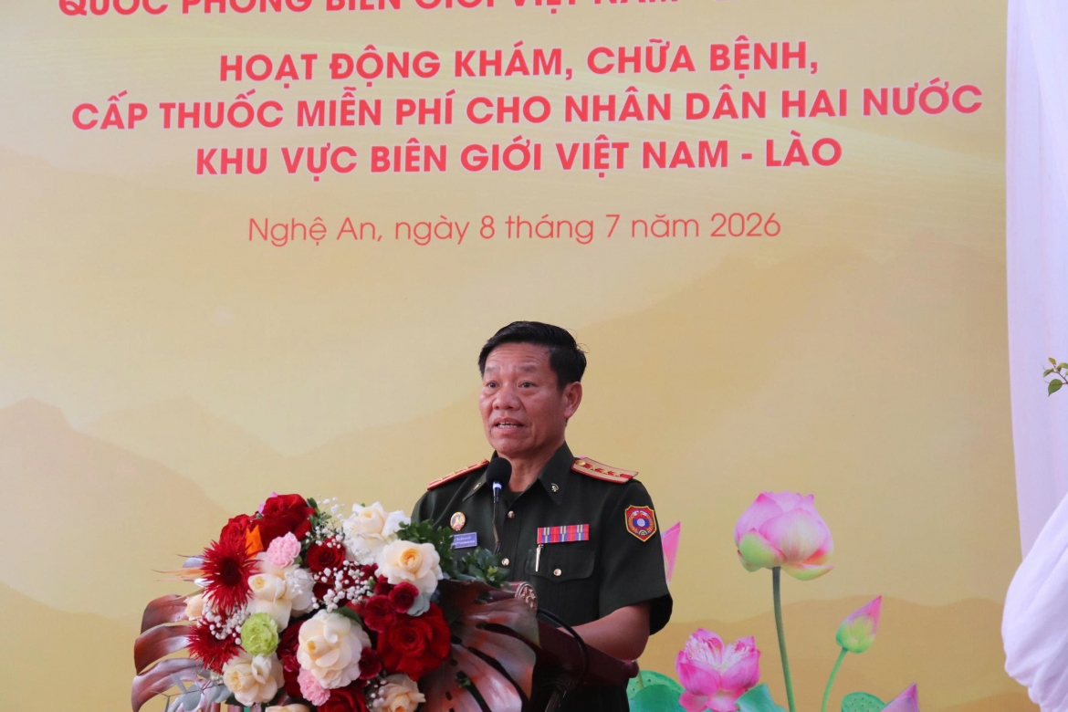 kham, chua benh, cap thuoc mien phi cho nhan dan khu vuc bien gioi viet nam - lao hinh anh 3