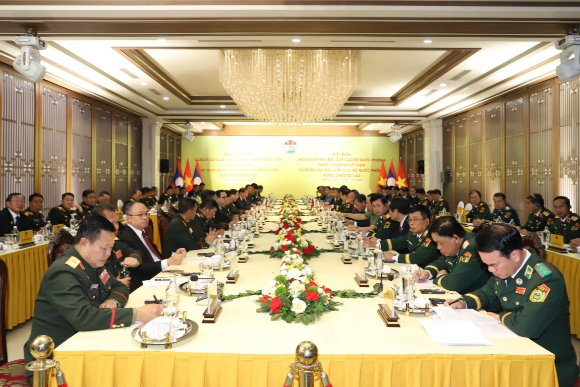 Dai tuong phan van giang hoi dam voi bo truong quoc phong lao hinh anh 1