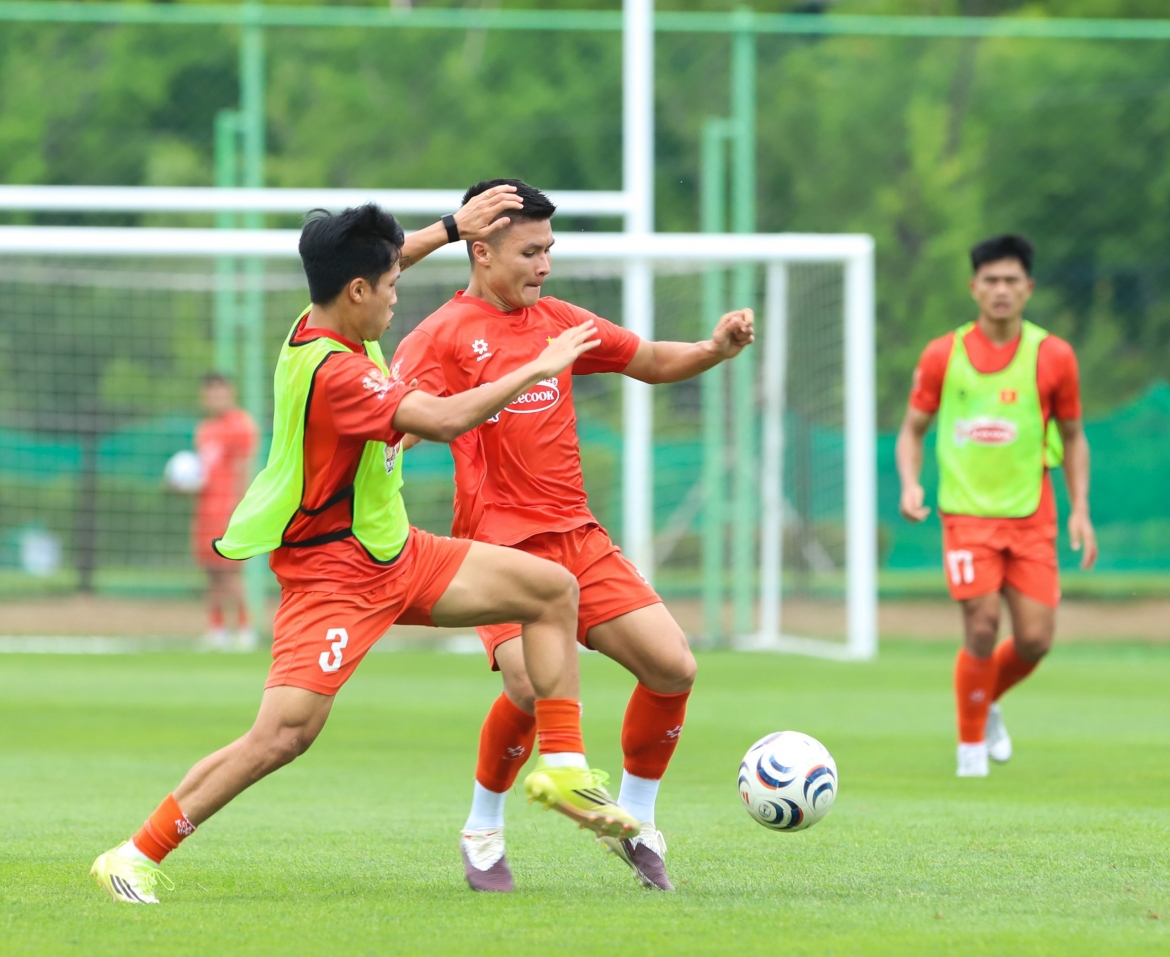 Dt viet nam tro lai tap luyen, cho dau doi thu manh hinh anh 1