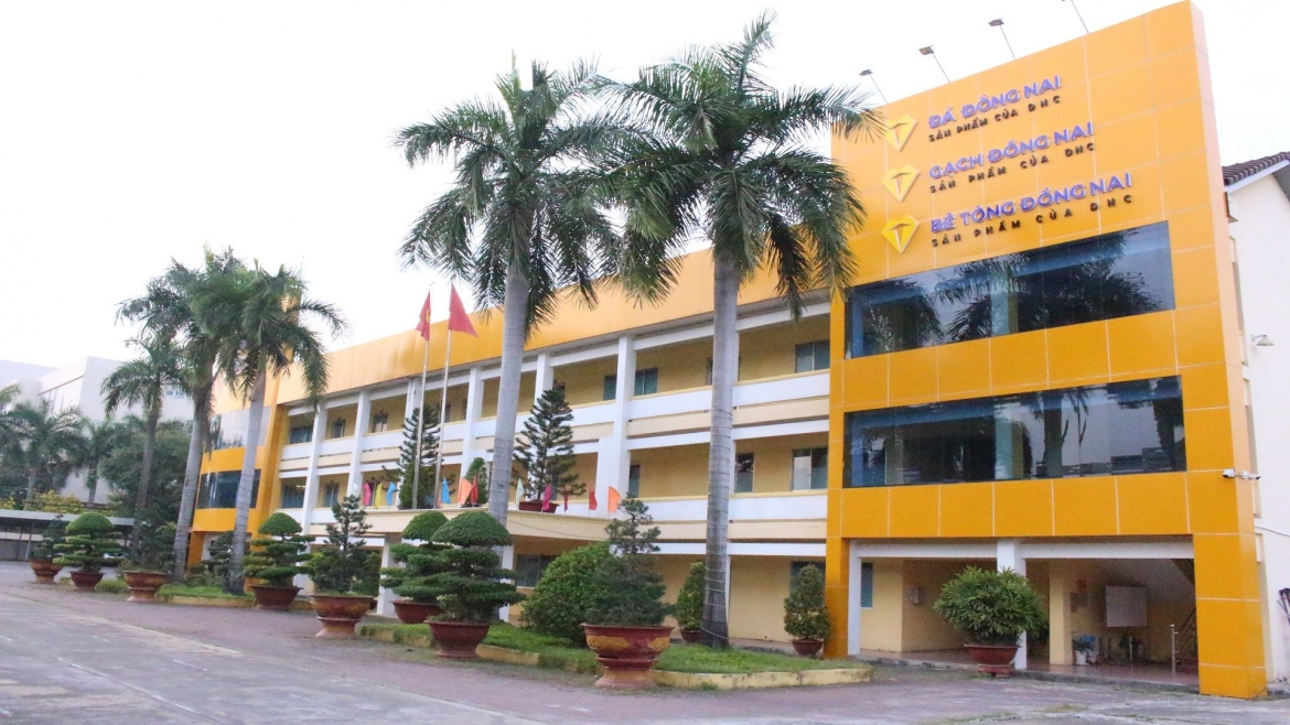 dnd upcom bi phat 360 trieu dong do cham cong bo thong tin, bao cao sai lech hinh anh 1