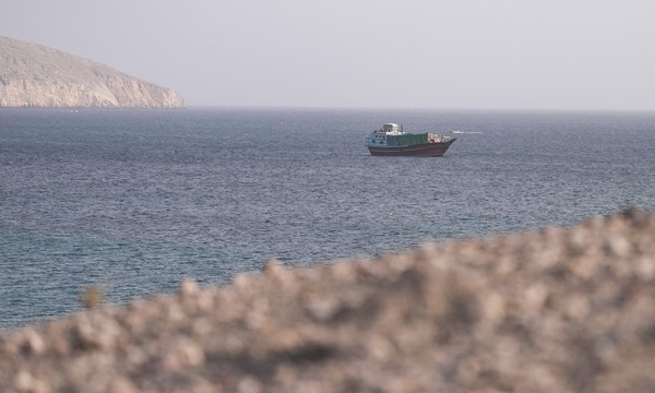 Iran chặn 4 tàu hàng tại eo Hormuz, Houthi tấn công cơ sở dầu mỏ ở Saudi Arabia