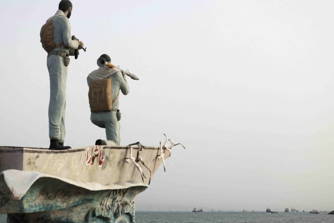 iran thong bao 2 tau dau bi chay tai eo bien hormuz hinh anh 1