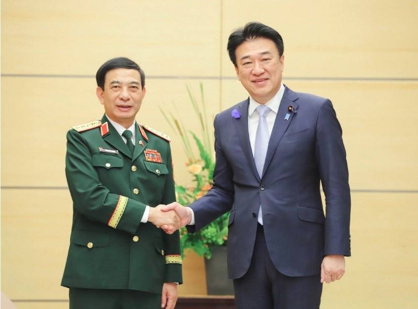 general phan van giang meets japan s chief cabinet secretary in tokyo picture 1