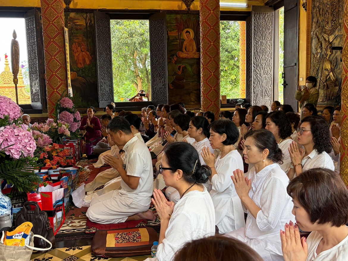 Dong bao khmer to chuc le dang y tam mua va cau sieu cho cac anh hung liet si hinh anh 3