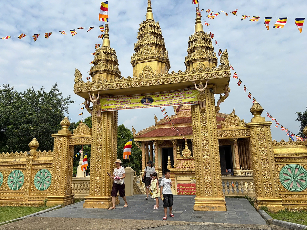 Dong bao khmer to chuc le dang y tam mua va cau sieu cho cac anh hung liet si hinh anh 1