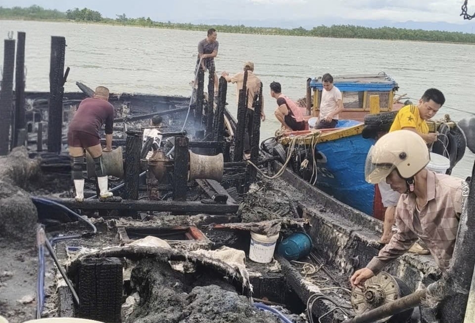tau ca bat ngo boc chay khi dang neo dau tai cau cang cua viet, quang tri hinh anh 2