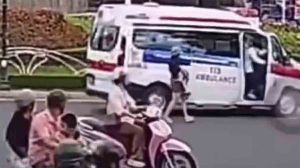 khoanh khac gay sot mang kip 115 dung xe giua duong cuu be trai bat tinh hinh anh 1