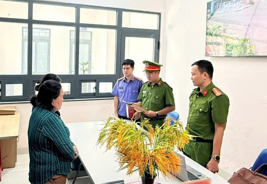 khoi to 2 tinh nguyen vien tham o tien quy nghia tinh dong doi hinh anh 1
