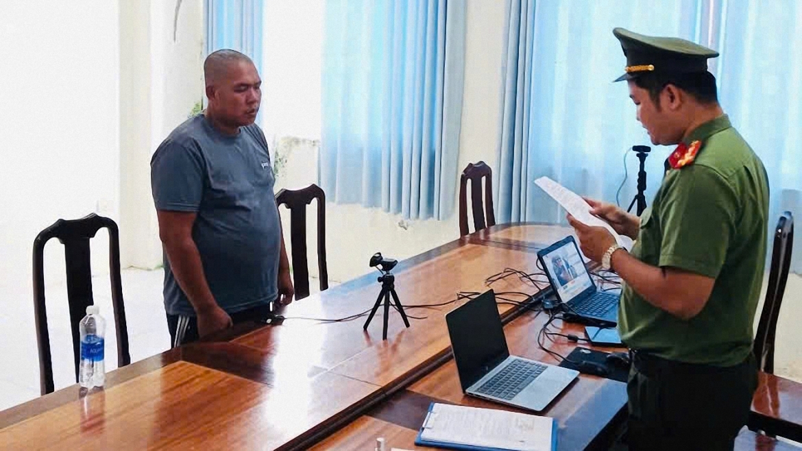 dung dao chem nguoi, mot doi tuong bi khoi to toi su dung vu khi quan dung hinh anh 1