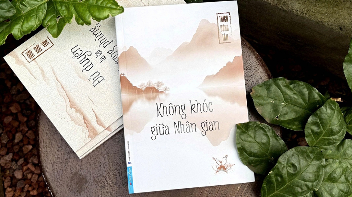  khong khoc giua nhan gian hoc cach binh yen di qua noi buon hinh anh 1