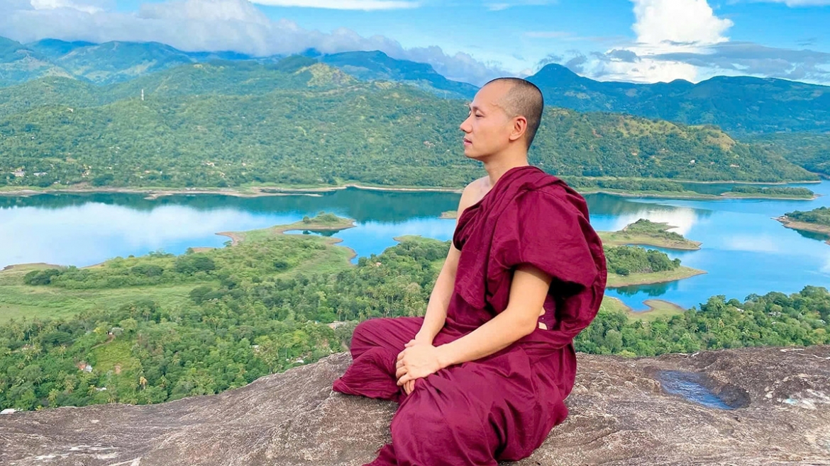 khong khoc giua nhan gian hoc cach binh yen di qua noi buon hinh anh 2