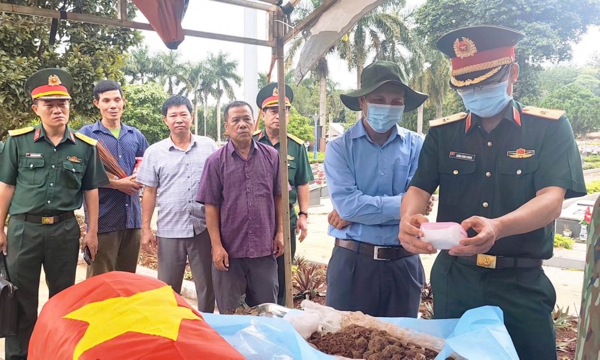 Quân khu 5 kiểm tra công tác lấy mẫu sinh phẩm liệt sĩ tại Gia Lai
