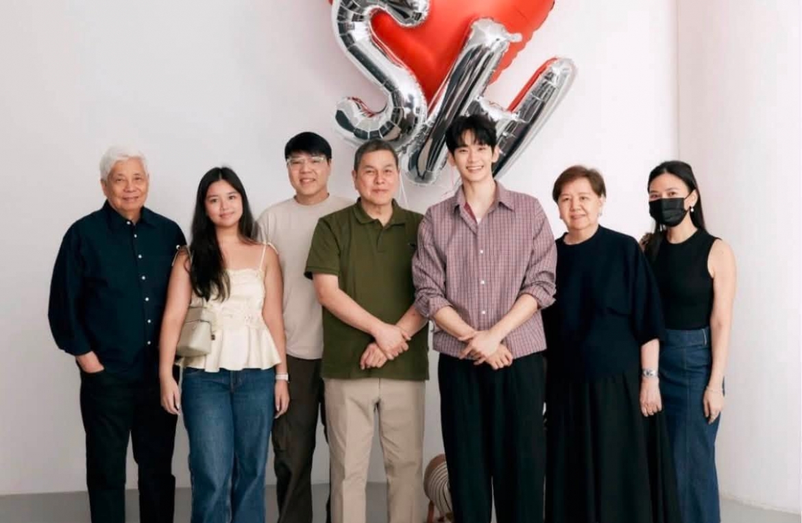 kim soo hyun no nu cuoi trong lan dau xuat hien sau hon mot nam hinh anh 2