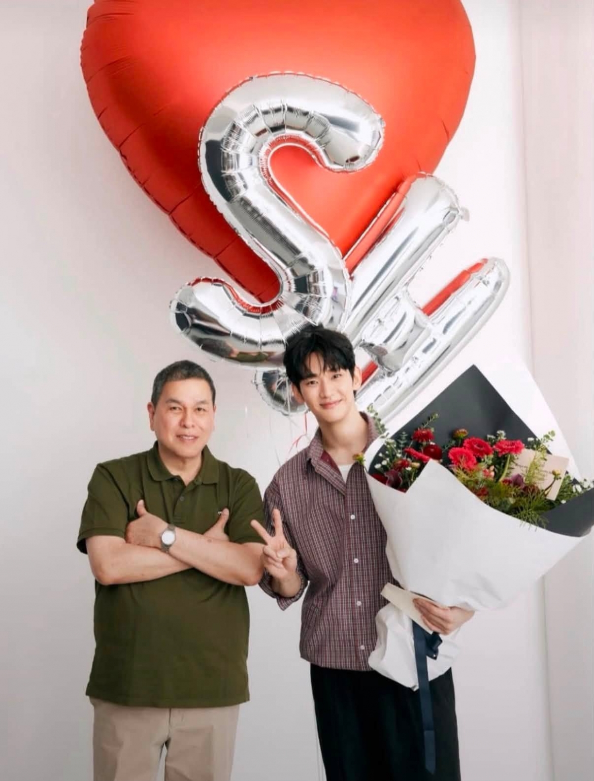kim soo hyun no nu cuoi trong lan dau xuat hien sau hon mot nam hinh anh 1