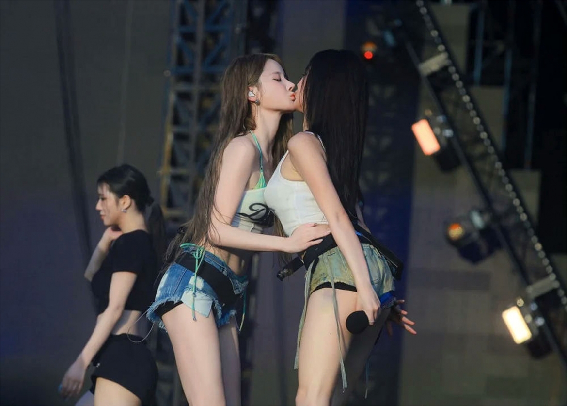khoanh khac nu hon cua kiss of life tai waterbomb 2026 gay bao hinh anh 2