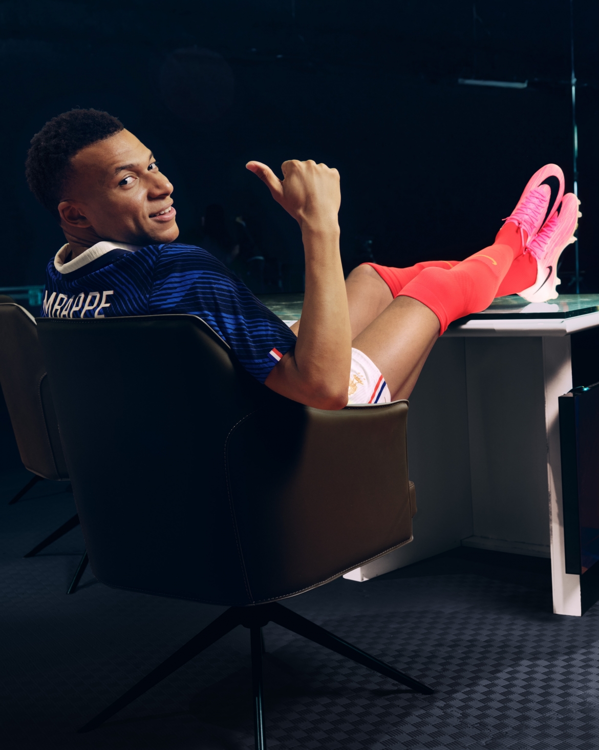 yeu hay ghet, kylian mbappe van la bieu tuong van hoa moi hinh anh 2
