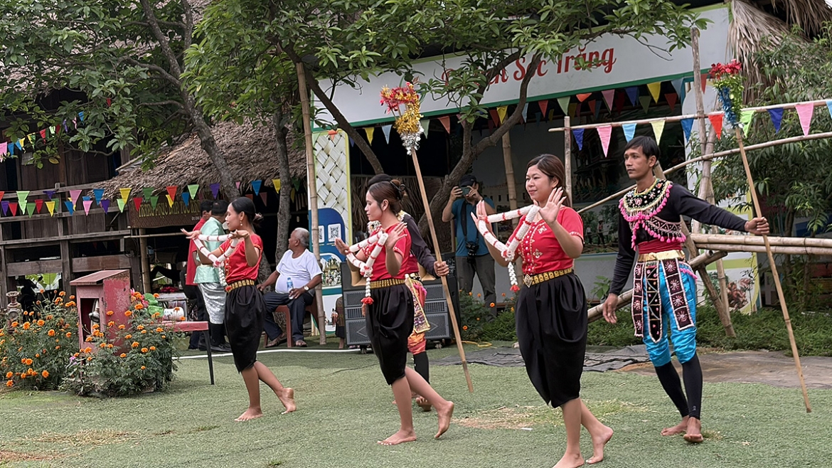 thang 8 kham pha van hoa khmer mien tay nam bo tai lang van hoa hinh anh 2