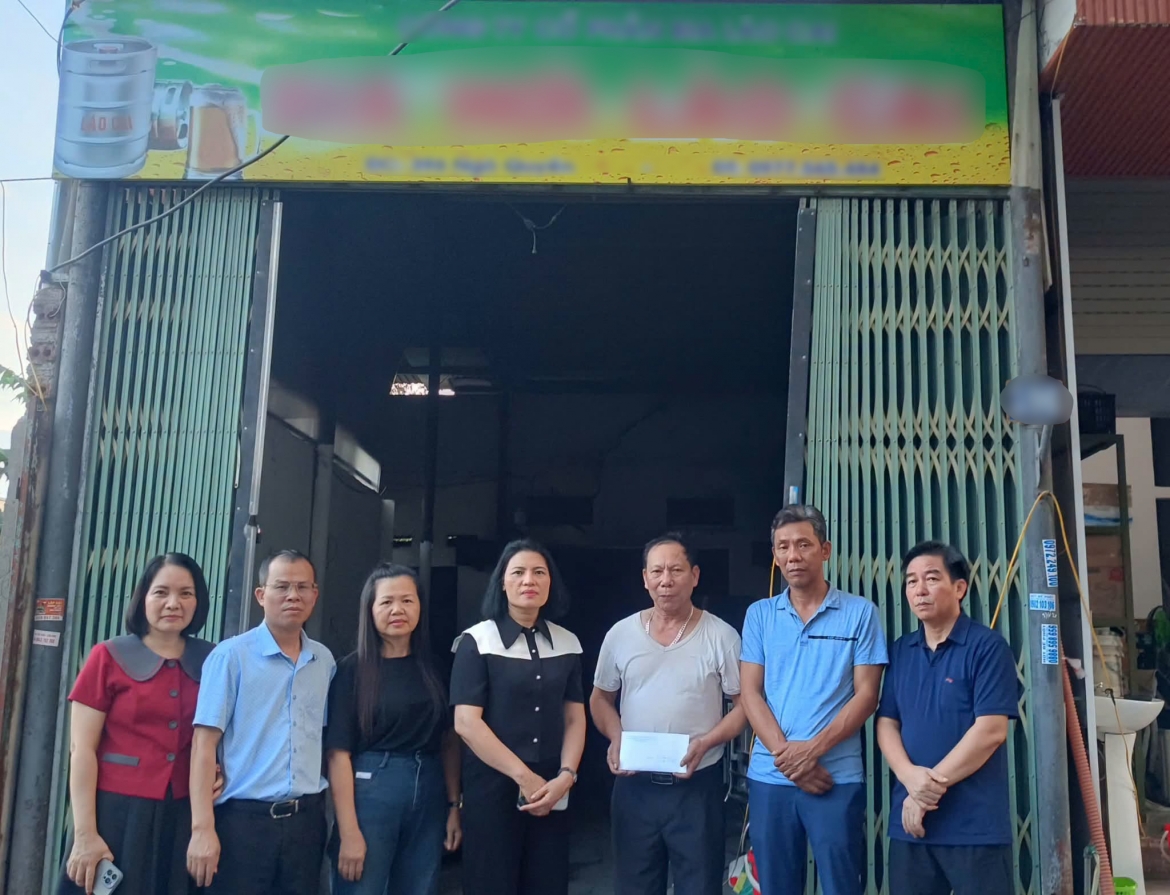lanh-dao-ubnd-phuong-toi-tham-hoi-gia-dinh-bi-nan-anh_-kim-hoan-1.jpg