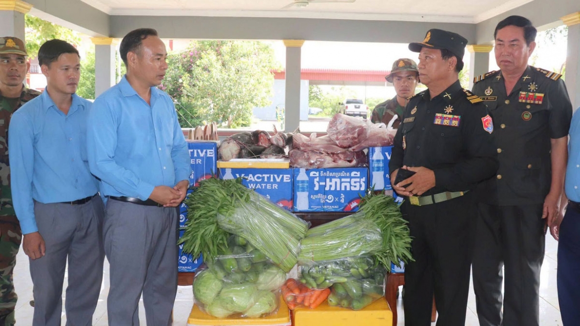 nghia tinh quoc te va vong tay dat me hinh anh 3