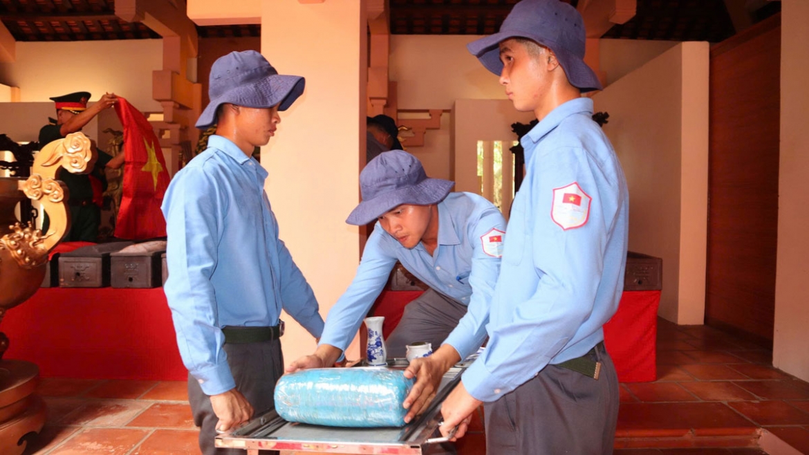 nghia tinh quoc te va vong tay dat me hinh anh 7