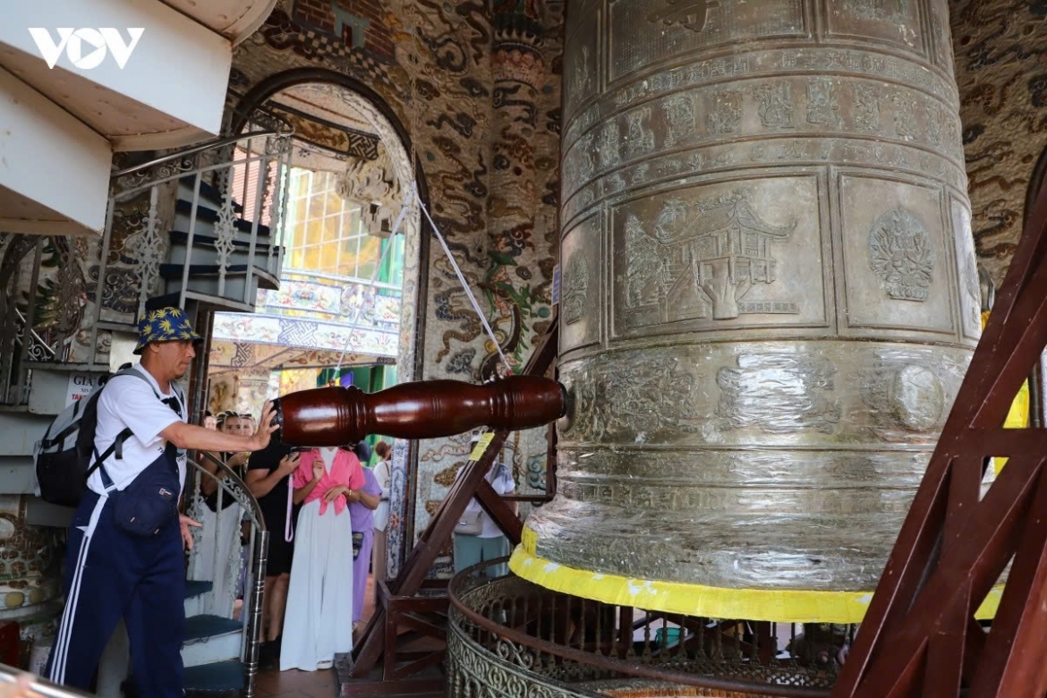 a unique pagoda in da lat built from millions of broken pieces picture 10