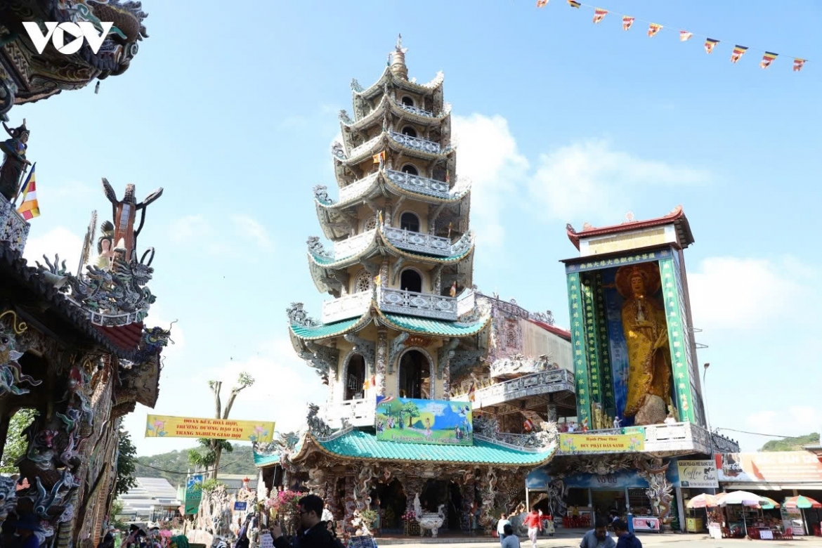 a unique pagoda in da lat built from millions of broken pieces picture 14