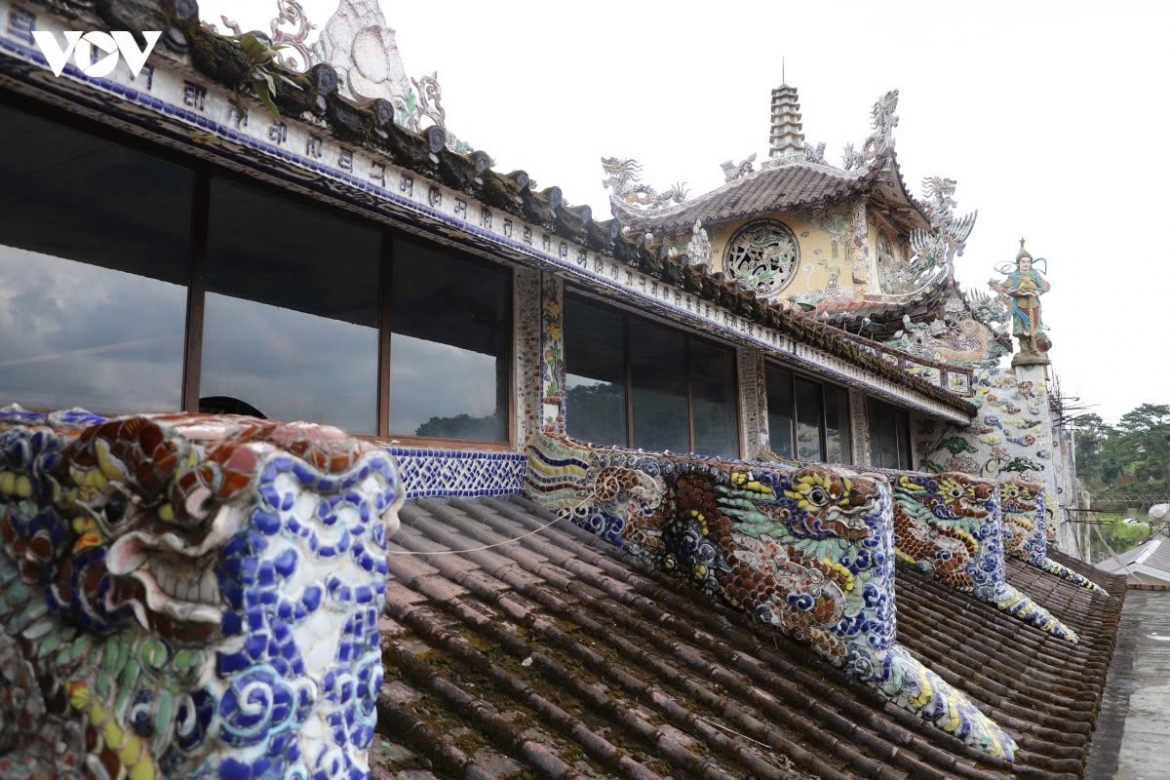 a unique pagoda in da lat built from millions of broken pieces picture 6