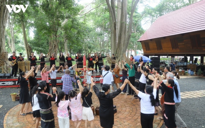 e de bridegroom welcoming ritual turned into cultural tourism experience in dak lak picture 4