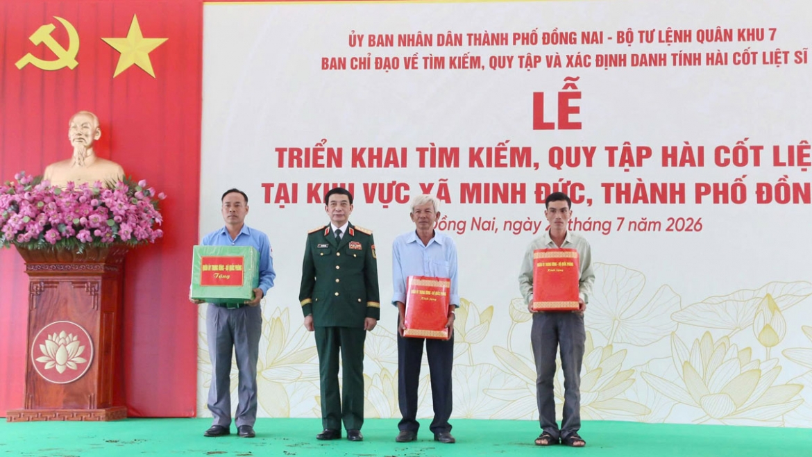Dai tuong phan van giang chi dao quy tap hai cot liet si tai Dong nai hinh anh 4