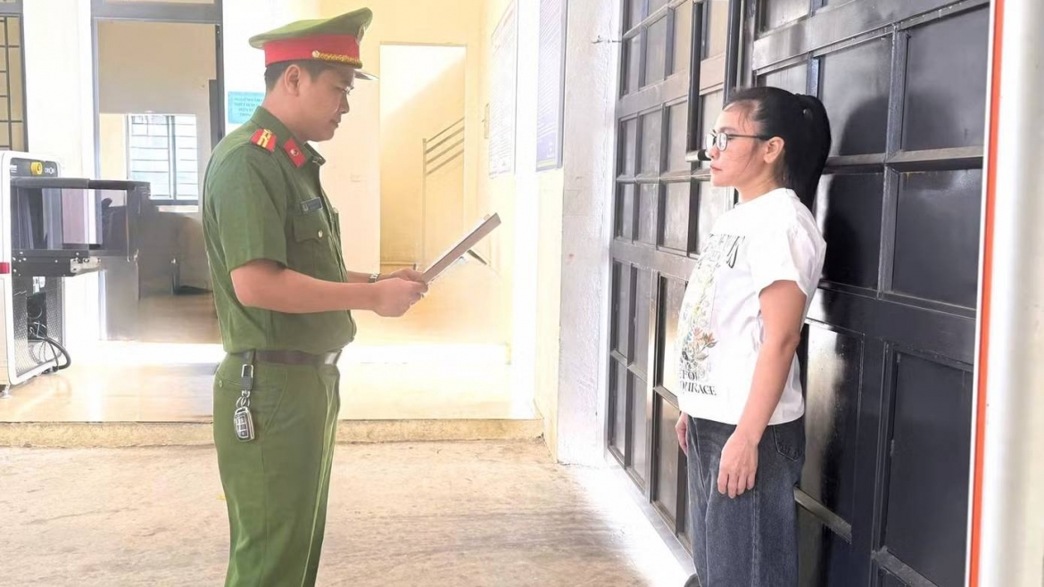Dang duoc hoan thi hanh an, nguoi phu nu tiep tuc lua dao hinh anh 1