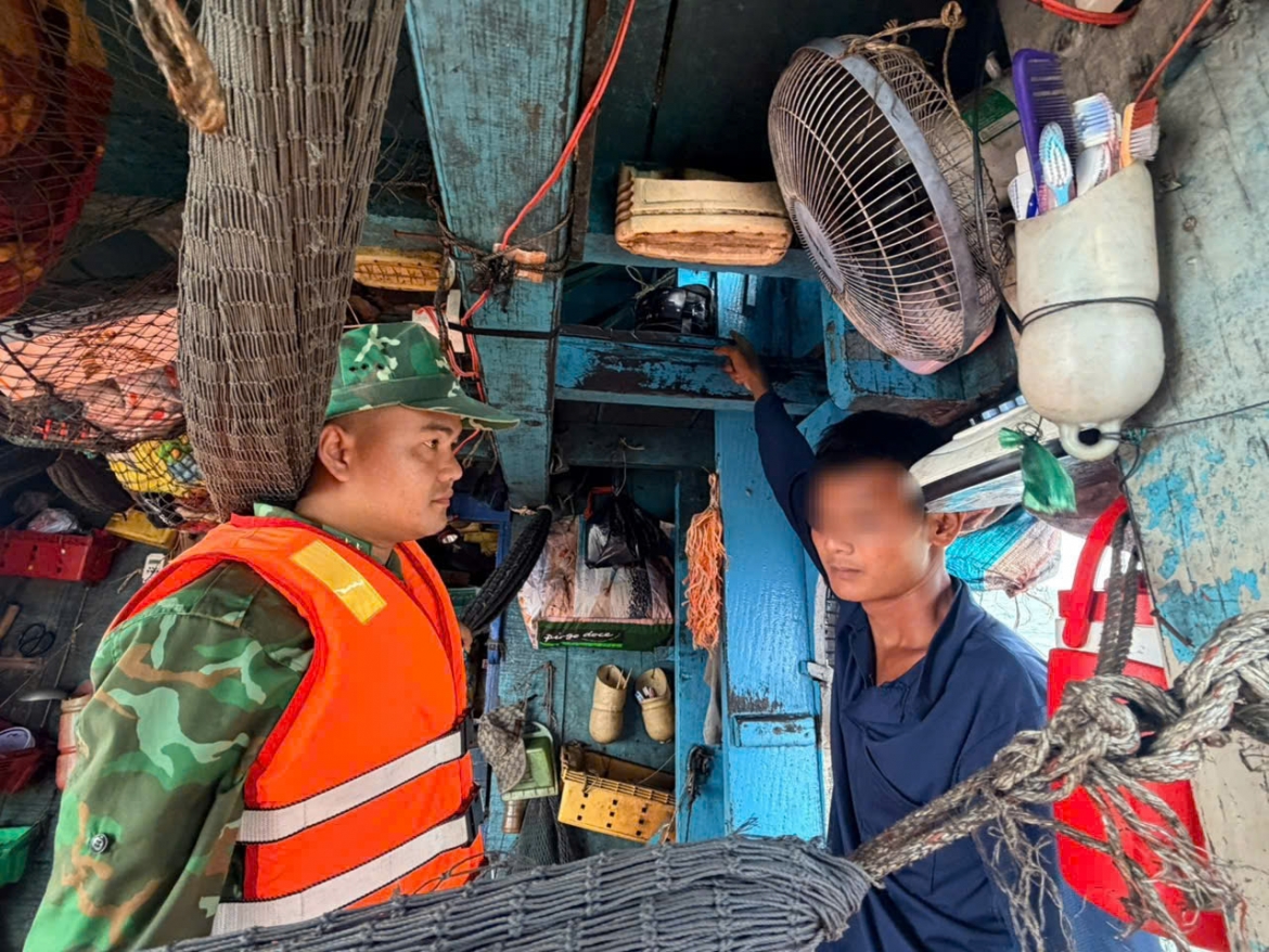 bat giu doi tuong tang tru trai phep chat ma tuy tren tau ca hinh anh 2