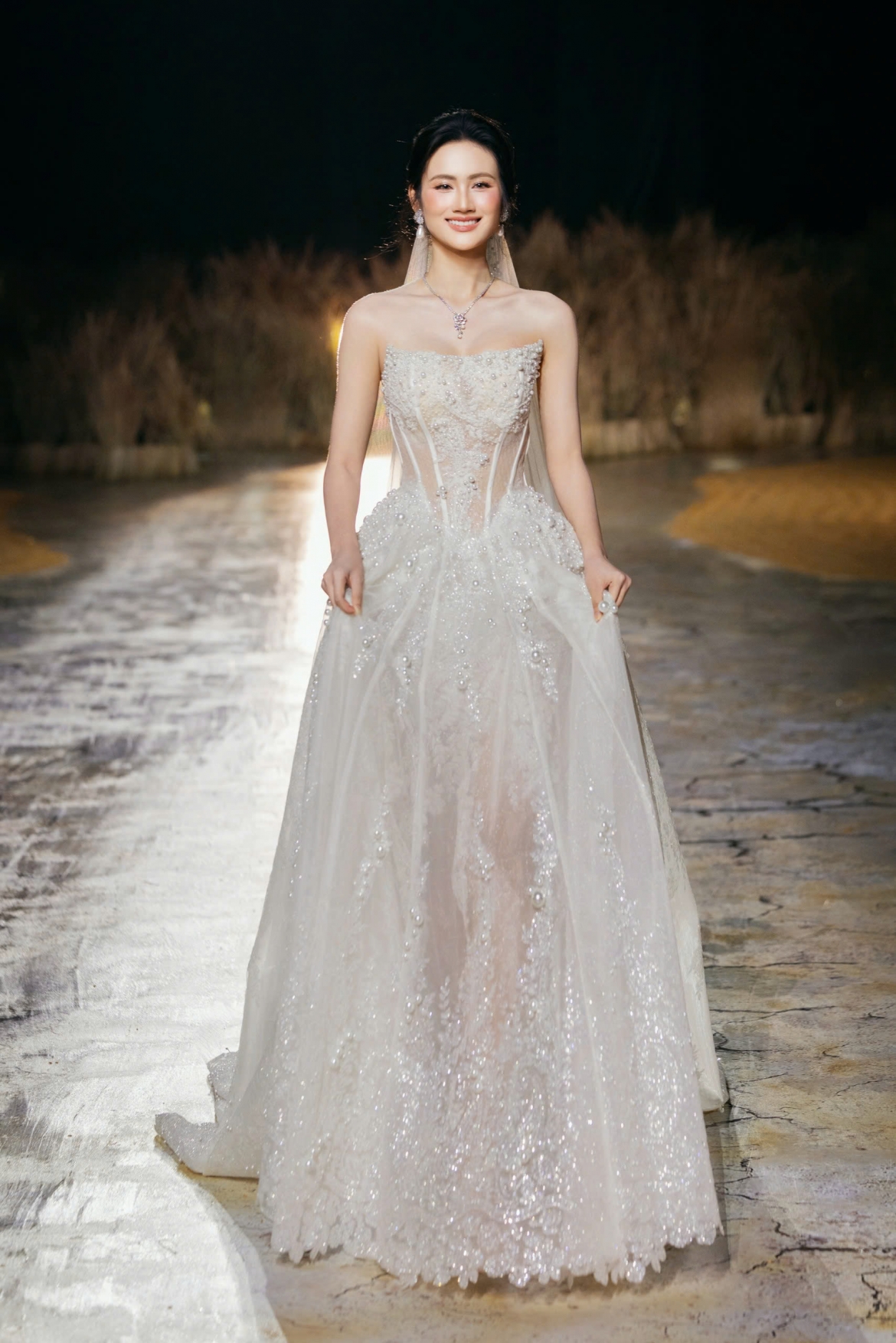 luong thuy linh, Y nhi lam vedette tren san dien phu 4 tan lua hinh anh 6