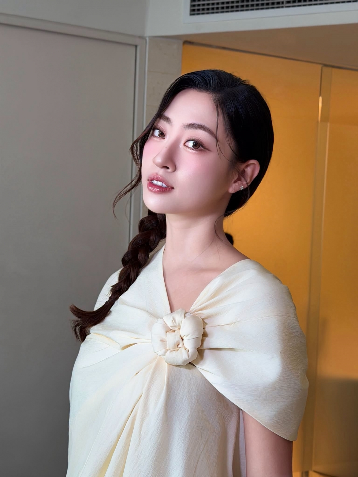 sao viet 13-7 tran tieu vy khoe phong cach sanh dieu giua pho hinh anh 5