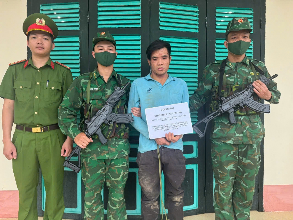 bat doi tuong nguoi lao van chuyen 138 vien ma tuy tong hop qua bien gioi hinh anh 3