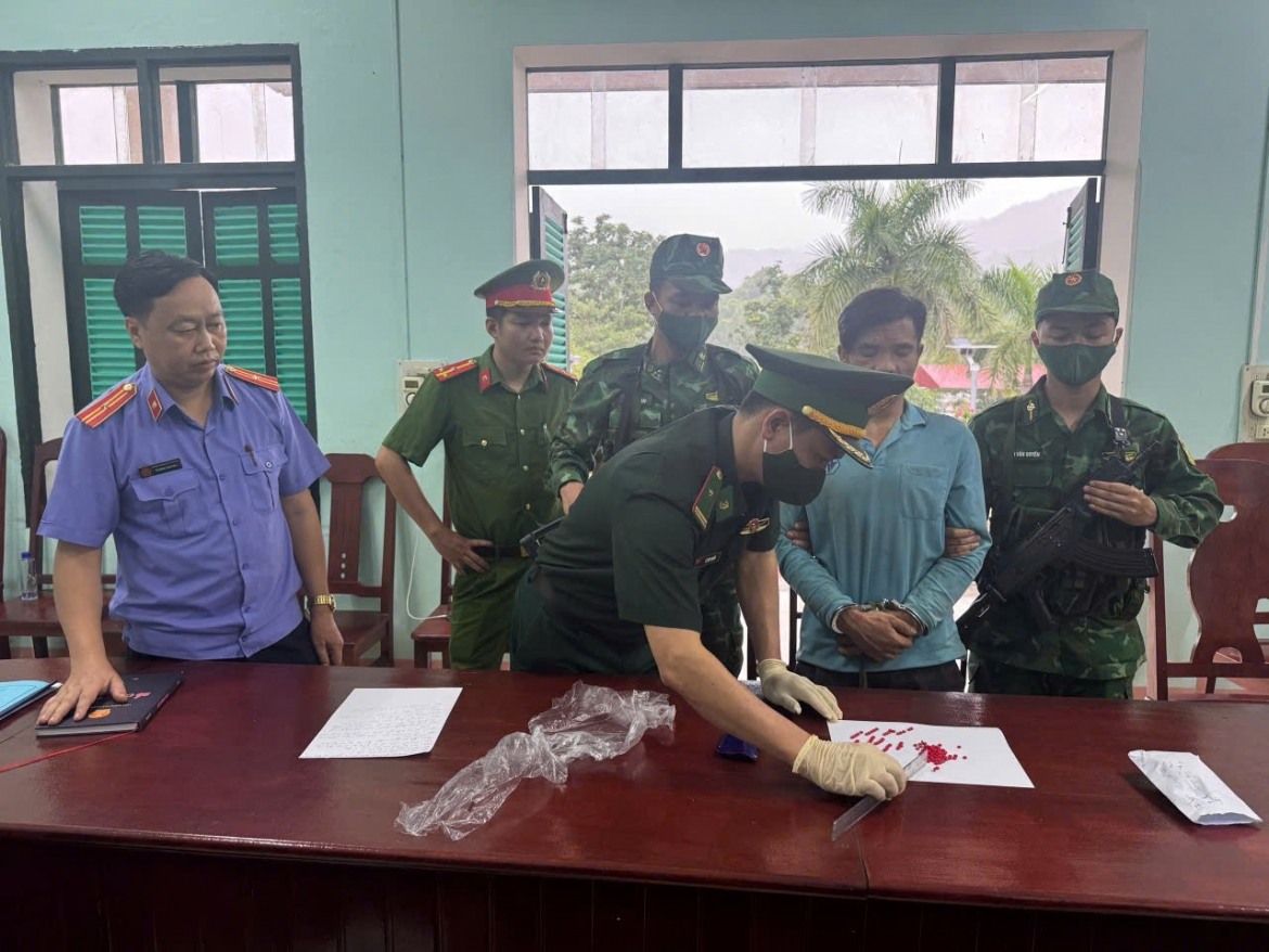 bat doi tuong nguoi lao van chuyen 138 vien ma tuy tong hop qua bien gioi hinh anh 2