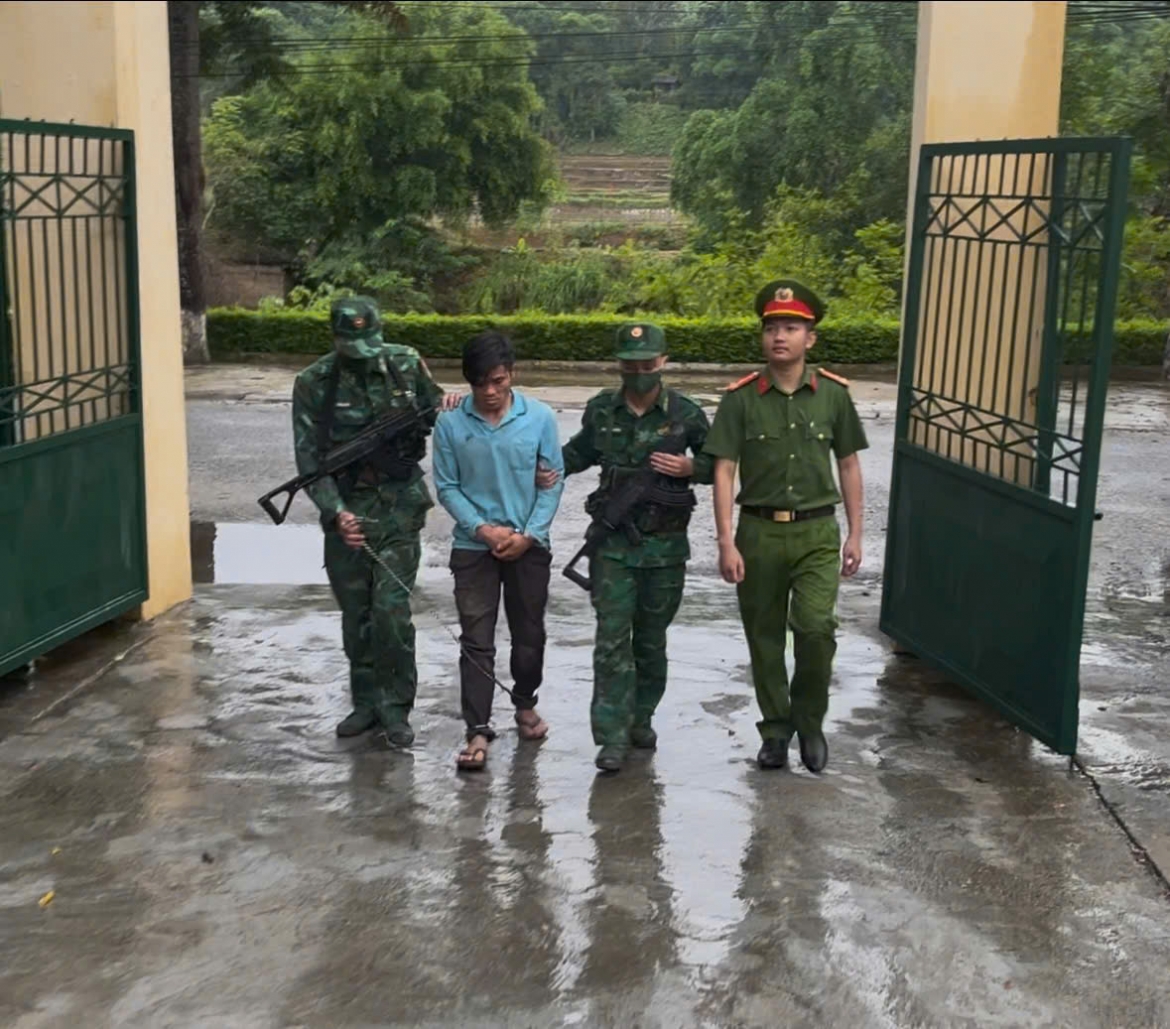 bat doi tuong nguoi lao van chuyen 138 vien ma tuy tong hop qua bien gioi hinh anh 1