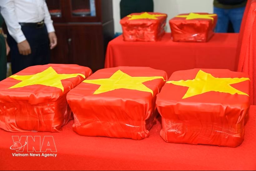ca mau transfers first dna samples from unidentified martyrs remains for analysis picture 1