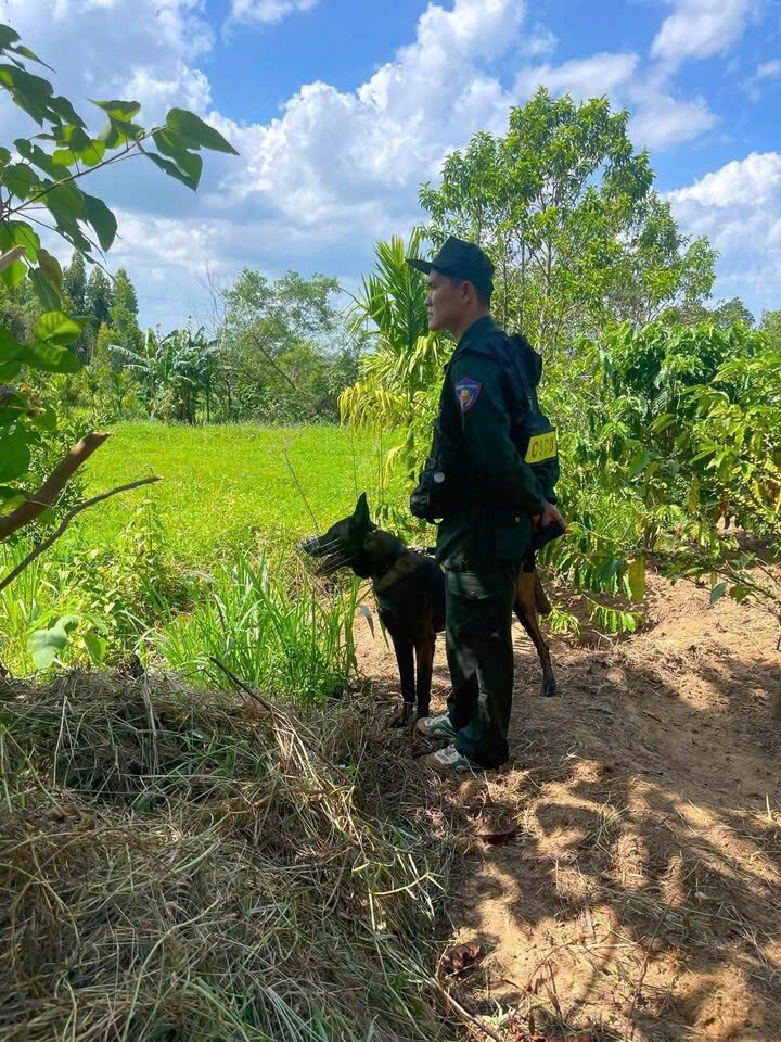 hang tram nguoi cung cho nghiep vu tim kiem thieu nien mat tich 5 ngay o Dak lak hinh anh 3