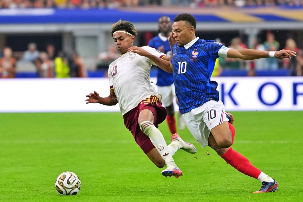 kylian mbappe van bat luc truoc khac tinh mang ten lamine yamal hinh anh 1
