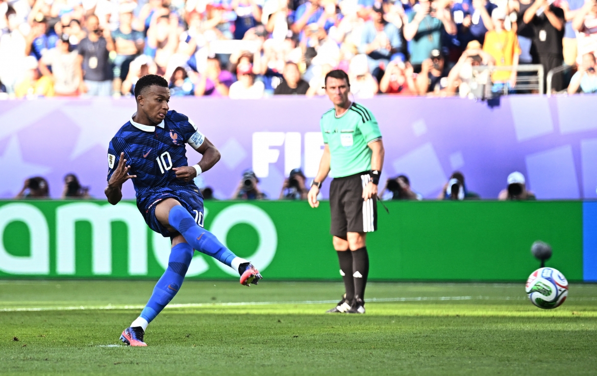 mbappe bi nu nghi si paraguay phan biet chung toc hinh anh 1