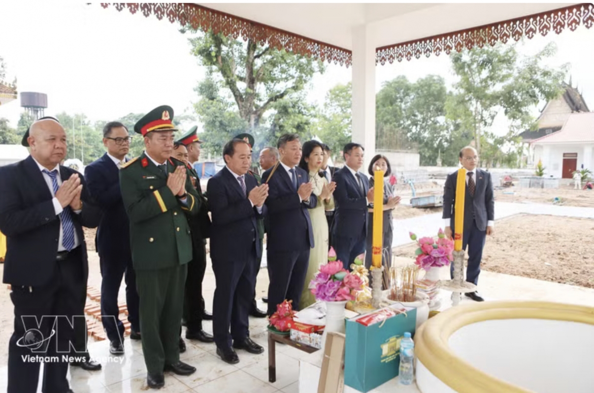 vietnam pays tribute to fallen heroes in laos on war invalids and martyrs day picture 1
