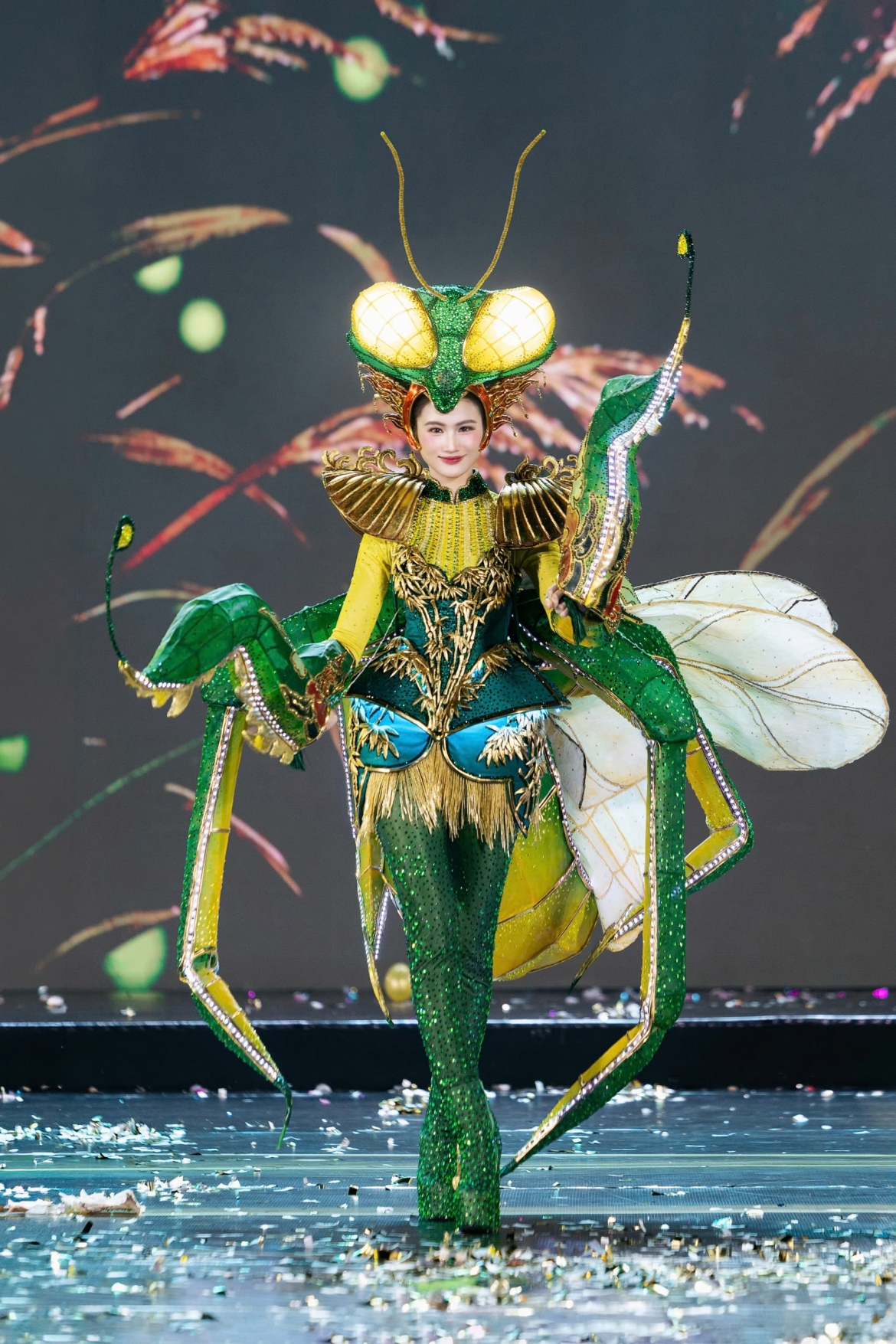thi sinh miss grand vietnam 2026 quan tran tren co trinh dien trong dem ban ket hinh anh 5